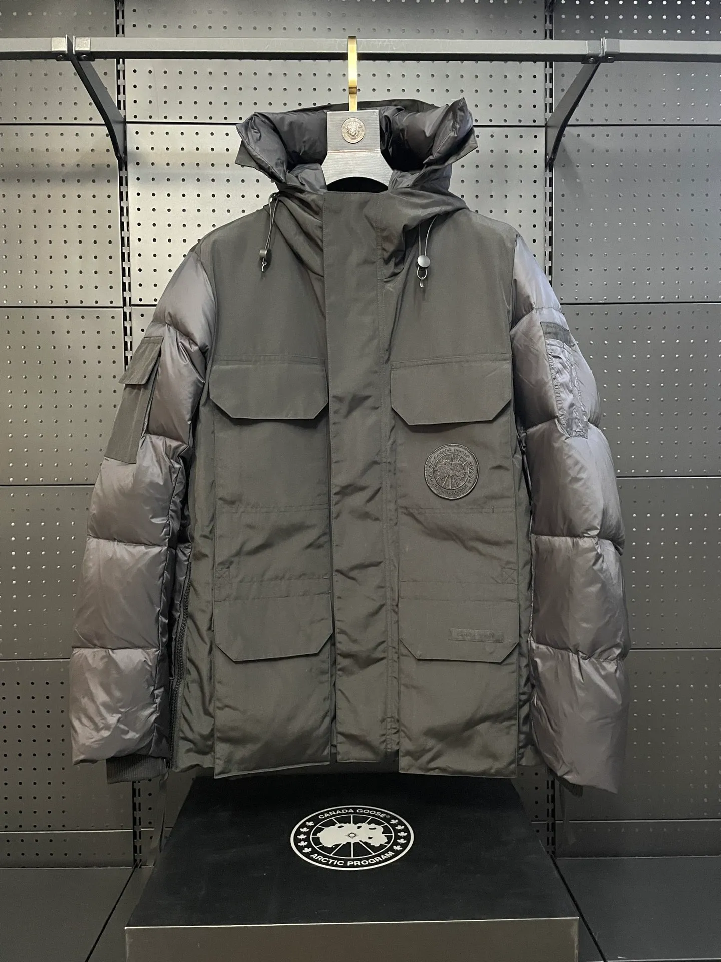 P1180 2058MW CanadaGoose limited edition white label environmentally friendly expedition model has been shipped. (The down collar can be replaced with a wolf fur collar +100) The Standard Expedition parka incorporates the classic design of our parka, and the CanadaGoose coat sets the standard for sustainable and environmentally friendly design in the future. Drawing on the functional design elements of the Expedition parka, while using more sustainable materials and processes to produce it, it adheres to the concept of environmental protection, takes practical actions to prevent global warming, and uses excellent quality to drive away the cold. Color: Black White Pink Gray Size: XS S M L XL XXL